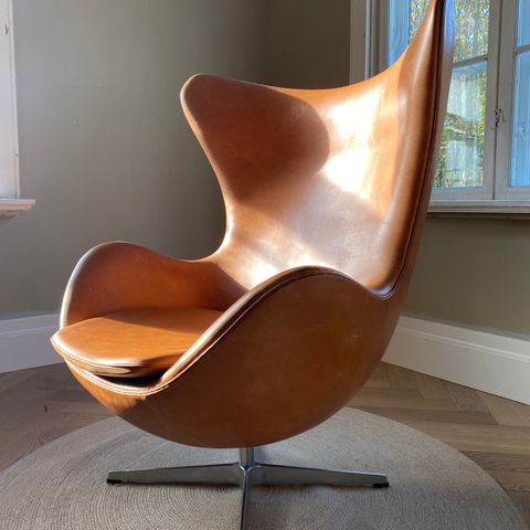 Arne Jacobsen «Egget» walnut skinn