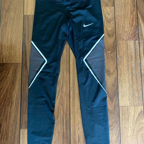 Nike tights str S selges hbo 250kr