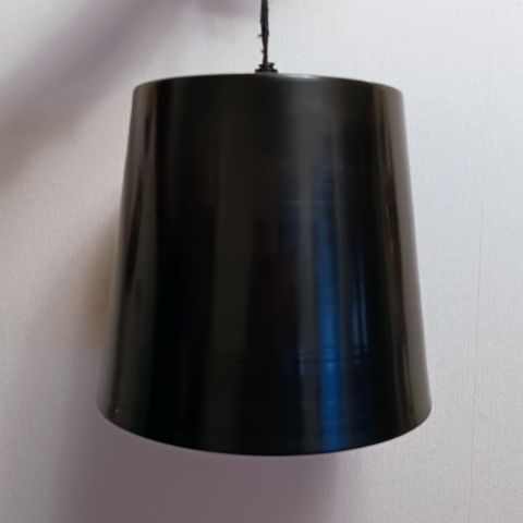Taklampe sort i kraftig metall 20 cm høg og 23 cm i diameter ikke brukt.