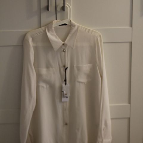 Ubrukt EQUIPMENT silk skjorte i hvit. Nypris: 3399 kr