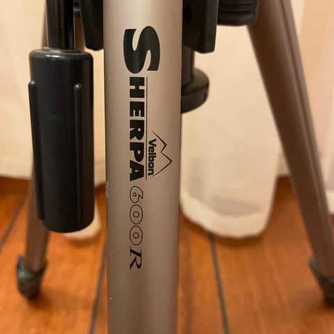 Nesten ubrukt tripod Velbon Sherpa 600R.