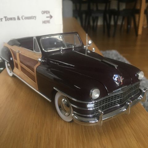 Danbury Mint 1948 Chrysler Town & Country Convertible Diecast 1/24 Maroon