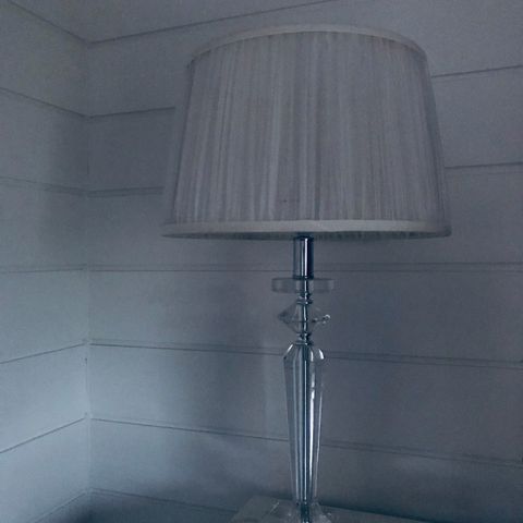 Nydelig lampe med glassfot