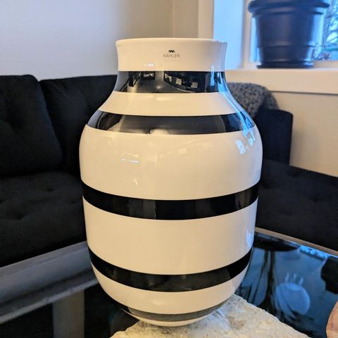 Kähler Omaggio vase (Stor) svarte striper