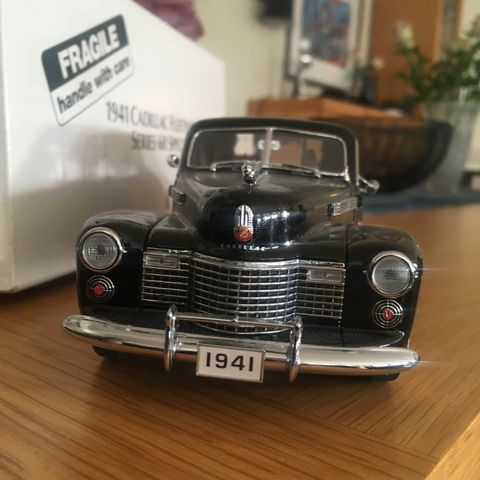 Danbury Mint 1/24 Scale 195-041 - Cadillac Fleetwood S60 Special 1941 - Black