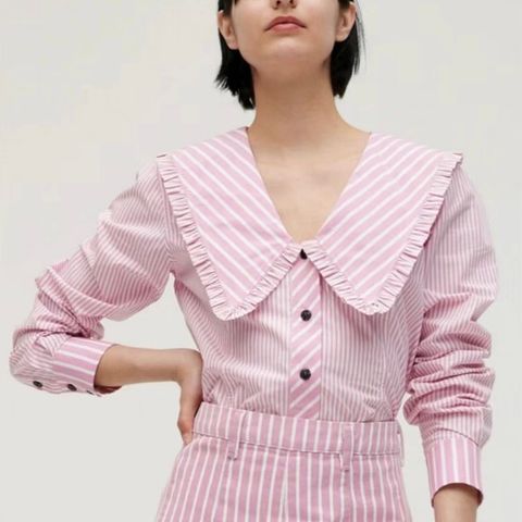 Ubrukt GANNI Ruffle-trimmed striped cotton-poplin blouse. Nypris: 2199 kr