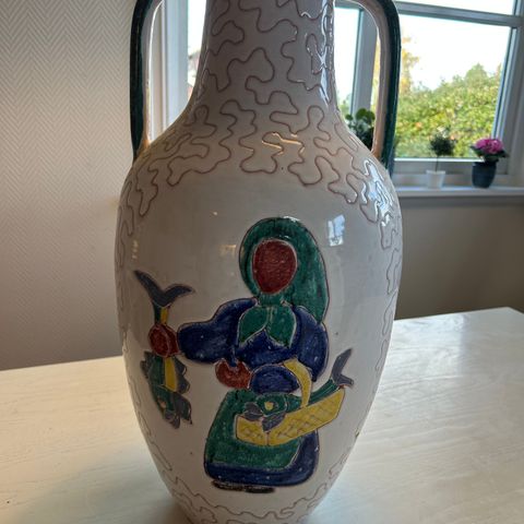 Stor håndlaget urne i elle keramikk