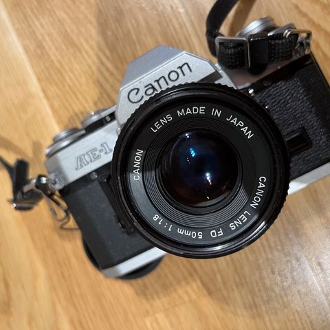 Canon AE-1 med normalobjektiv, teleobjektiv, blitz, polaroidfilter, UV-filter