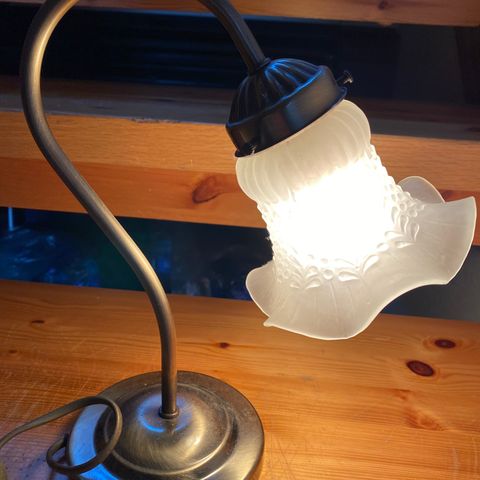 FLOTT GAMMEL BORDLAMPE I VINTAGE STIL