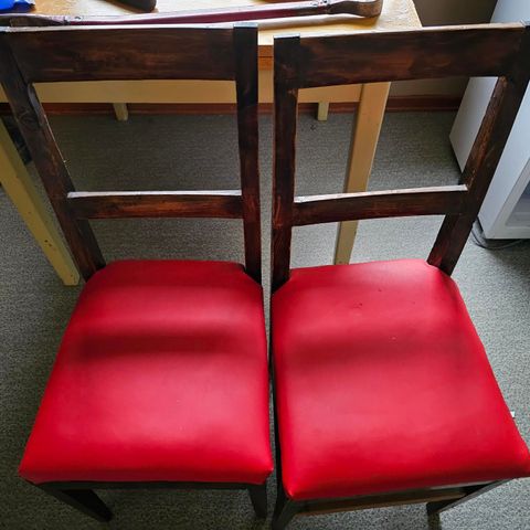 To stk fine stoler med rødt skinntrekk