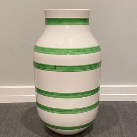 Kahler Omaggio vase, 37,5 cm, hvit med grønne striper