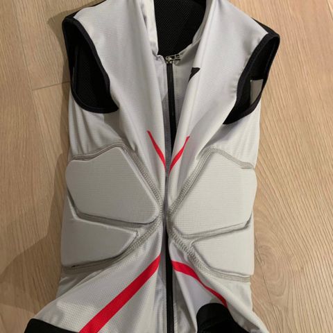 Ryggbeskyttelsesvest fra Dainese selges