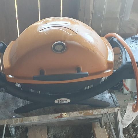 Weber Q1000 gassgrill med adapter og stativ