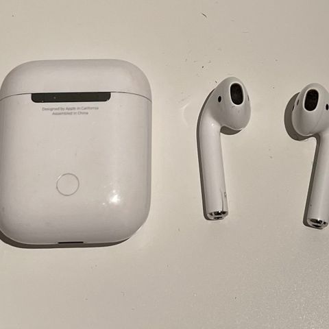 Apple Airpod 2. 1-2 timer batteri i pods. Bra batteri i case.