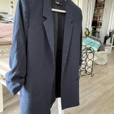 Blå blazer til jul (Soaked in Luxury)