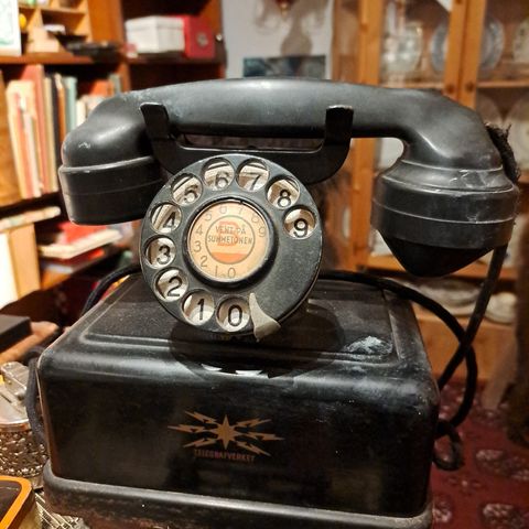 Gammel rikstelefon fra telegrafverket.