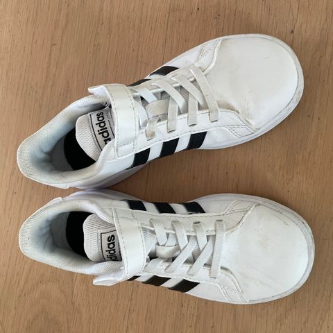 Hvite Adidas sneakers str 31