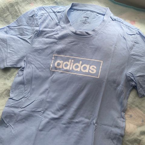 Adidas t-skjorte