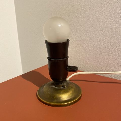 Enkel retro bordlampe med fot av messing.