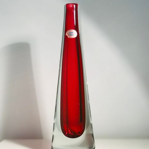 Magnor K766, kunstglass vase med originalt klistremerke