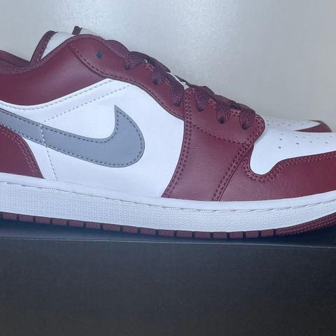 Jordan 1 Low Bordeaux - Størrelse 42-43-44