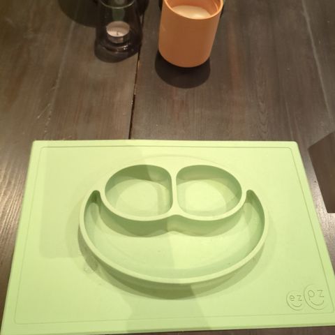 Ezpz happy mat - sklisikker tallerken i silikon - limegrønn