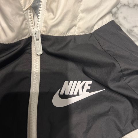 Nike jakke str 147