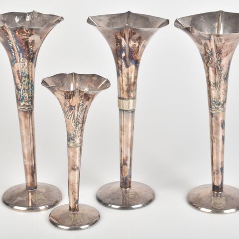 Vaser i sølvplett med monogram