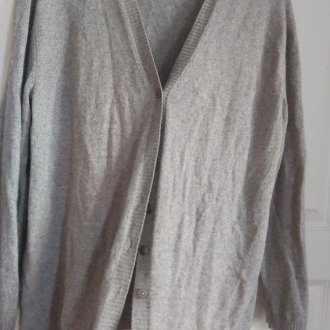 55% SILKE. 45% CASHMERE / KASJMIR. SinnLEFFERS. Beige cardigan med knapper.