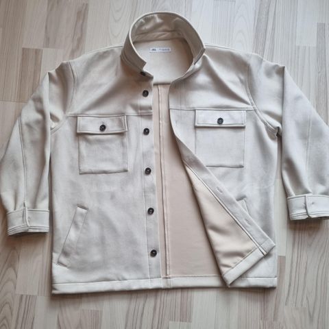 Hvit ZARA skjorte / genser til salgs!