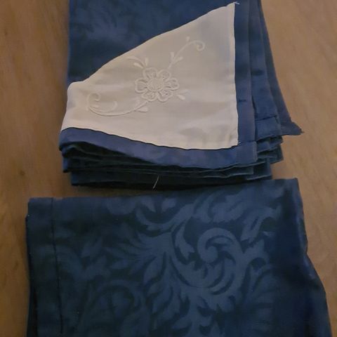 7 hjemmesydde tøy servietter i nydelig  blå farge.