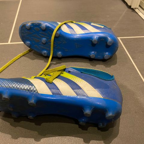 Adidas fotballsko barn str 35 selges billig