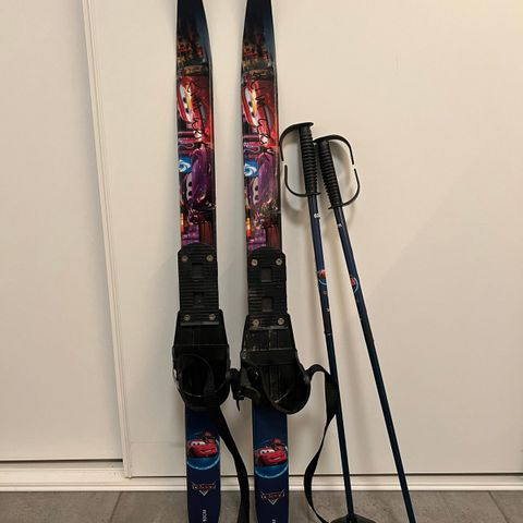 De første skiene «cars» ski str 80cm og staver 60cm