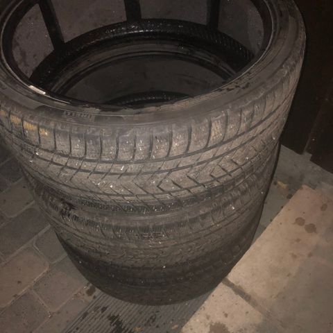 Pirelli piggfrie 265/35-22