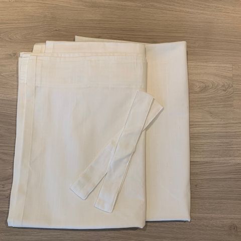 2 lengder hvite gardiner med sidebånd