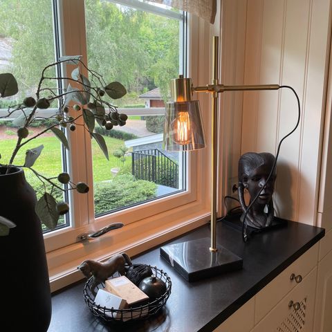 Lekker bordlampe med marmorsokkel. Fra K-fab Scandinavia. Høyde 64,5 cm.