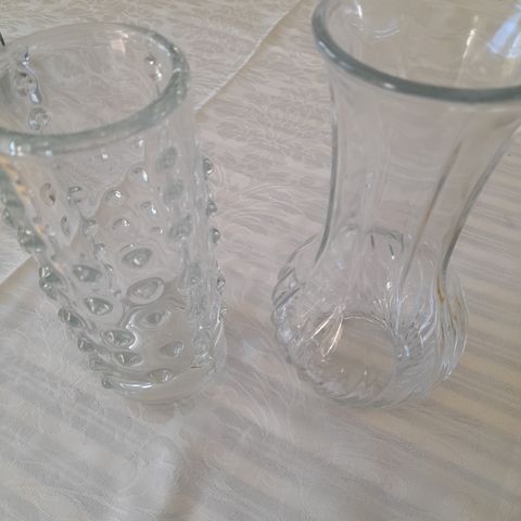 Blomstervaser i glass selges. Hele og fine.