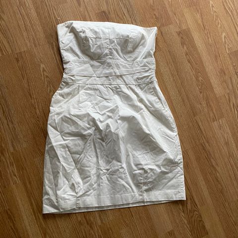 Offwhite stroppløs kjole fra lindex str 42