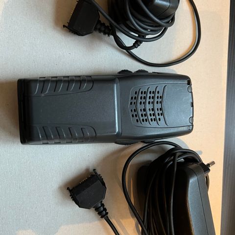 GSM-R telefon og lader for