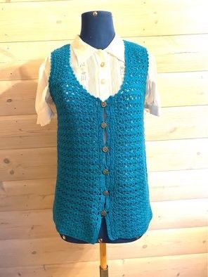 Vintage/retro. Pen turkis vest- heklet. Fra ca 1975. Str XS/S. Se mål. Fastpris