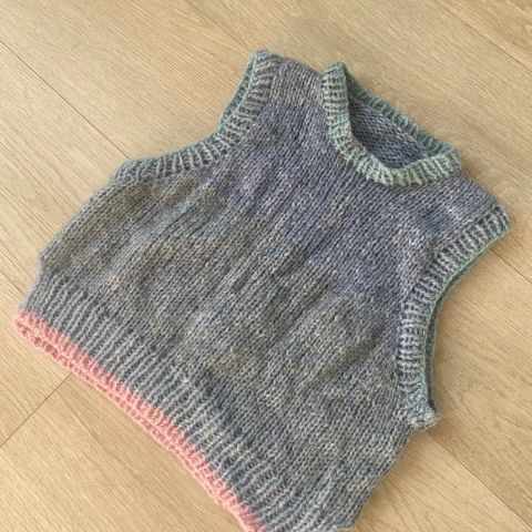 Hjemmestrikket vest fra Petite Knit i ull