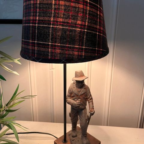 Bordlampe med rutete skjerm og tur man