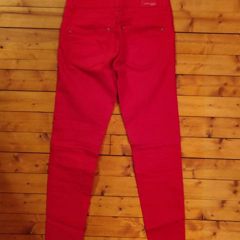 Rød bukse fra Gina Tricot