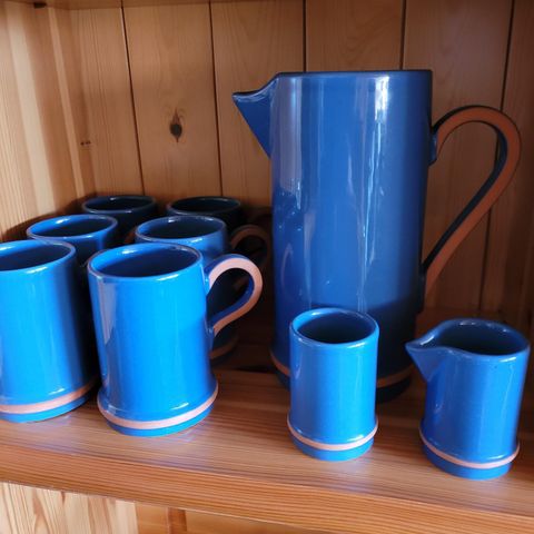 Blått keramikk-servise fra Kari trestakk