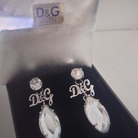 Dolce ,& Gabbana D&G sølvfarget og klar fasettert stein