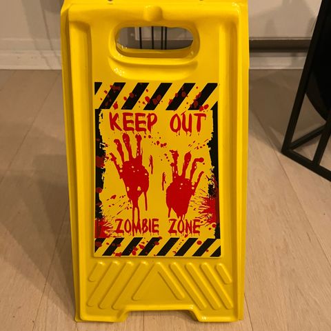 Varselskilt Keep Out, Zombie Zone Hallowen