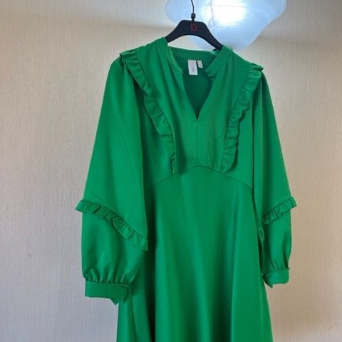 En gang pent brukt grønn-kjole(L), fremstår fortsatt som ny - i Porsgrunn
