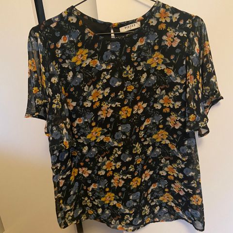 Blomstertopp/bluse fra Pieces