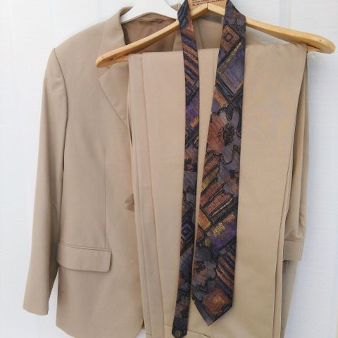 Nydelig skreddersydd dress med to bukser, slips og henger.  Størrelse S/M?