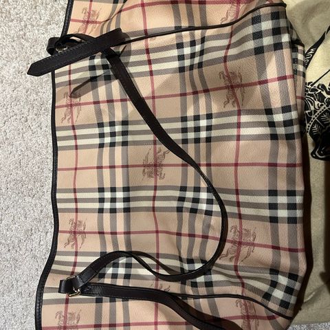 Stor rutete klassisk Burberry bag/veske strøken! Matchende lommebok